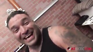 Молодая брюнетка делает татуировку на лбу голой