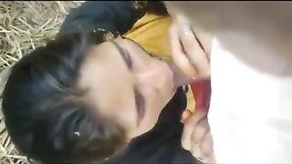 Деревенская женщина из Пакистана сосет член в поле