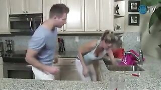 Мать застряла на кухне и просит помощи у пасынка.