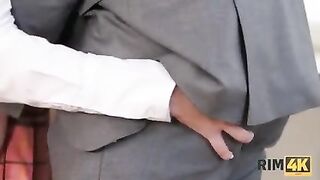 Кокетливая жена умеет успокоить разгневанного мужа